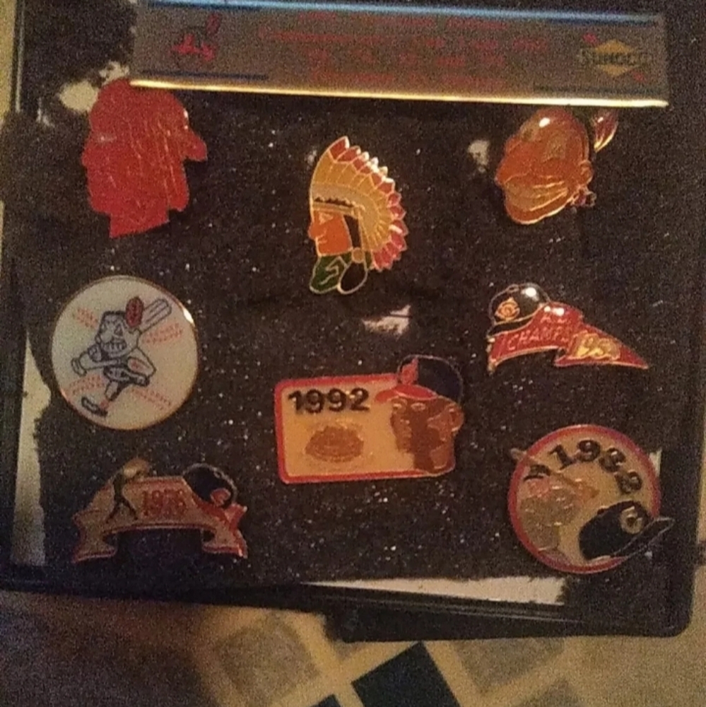 1992 chief wahoo  cleveland indians commertive pin lot 15 sunco